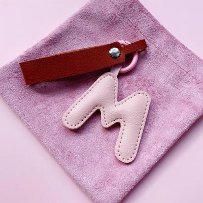 Брелок украшение на сумку Буква М розовая